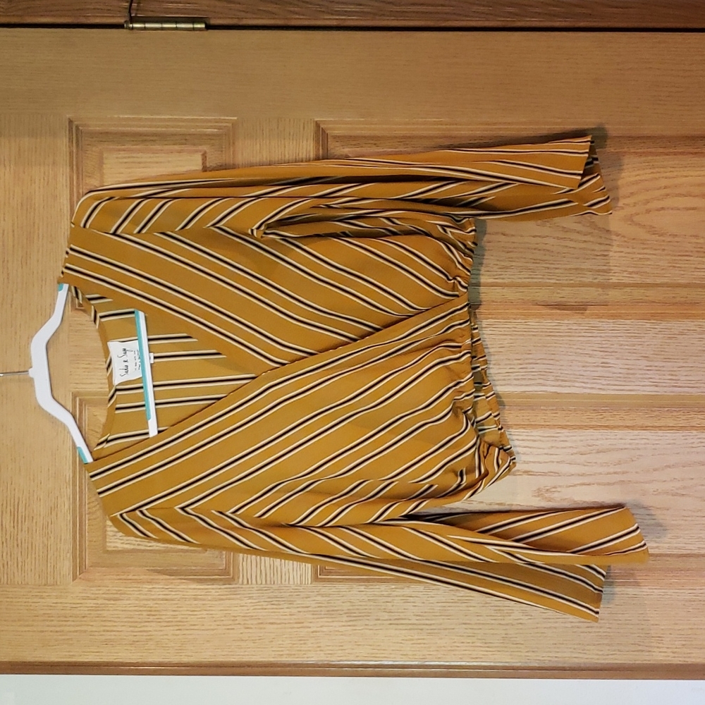Cropped long sleeve shirt
